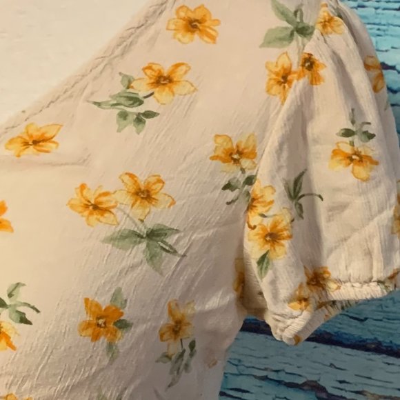 American Eagle Short Sleeved Ruched Front Floral Blouse - Picture 4 of 5